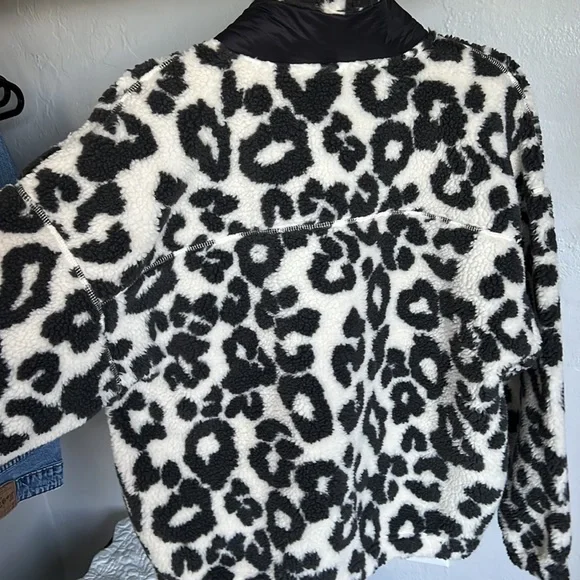 Old navy active leopard sherpa jacket - Picture 3 of 4